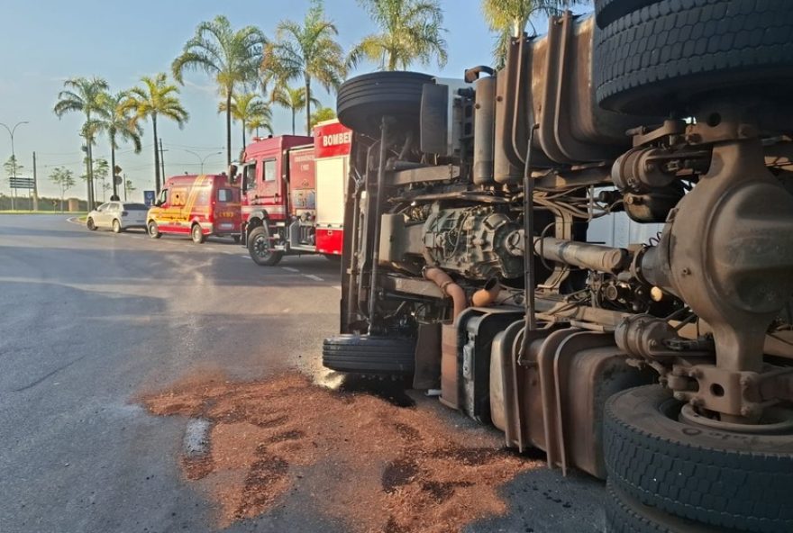 carreta-com-20-toneladas-tomba-no-swiss-park2C-em-campinas3A-transito-interditado-e-motorista-ferido-atualizacoes-em-de-campinas