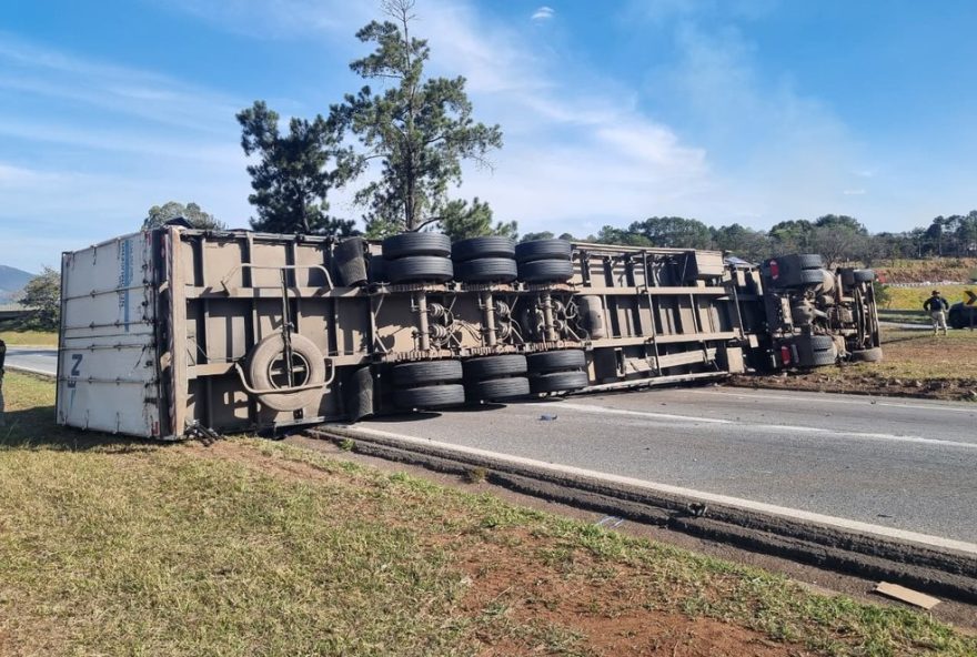 carreta-com-22-toneladas-de-pecas-automotivas-tomba-na-fernao-dias-em-atibaia3A-interdicao-e-desvio-de-transito-confira-as-orientacoes-de-seguranca