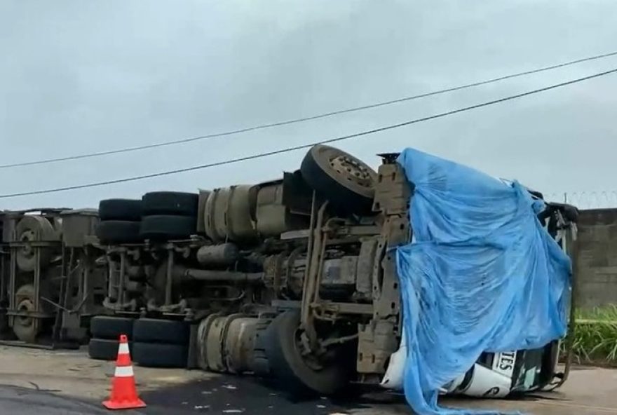 carreta-com-24-toneladas-de-sucata-tomba-na-estrada-da-ceasa-em-piracicaba3A-motorista-ferido-e-transito-congestionado