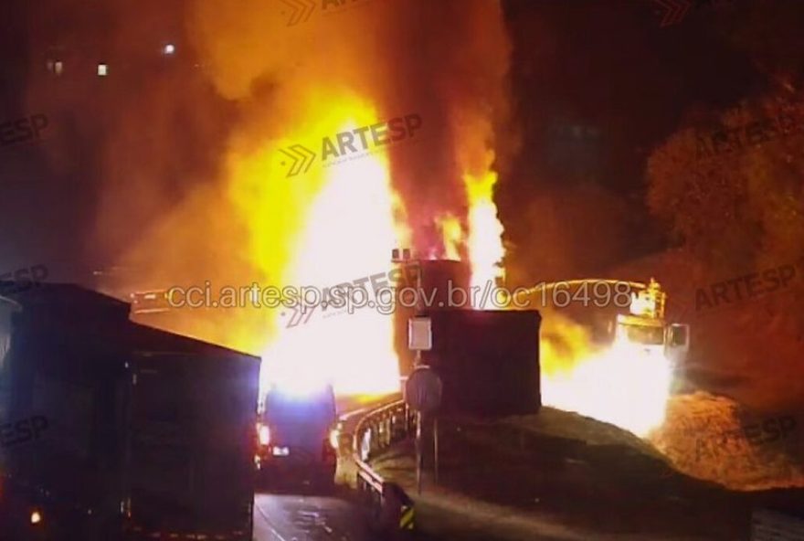 carreta-com-392C5-toneladas-de-madeira-pega-fogo-na-sp-310-em-corumbatai3A-interdicao-e-congestionamento-de-11km.-acompanhe-as-noticias-locais-e-regionais-com-o-de-sao-carlos-e-araraquara