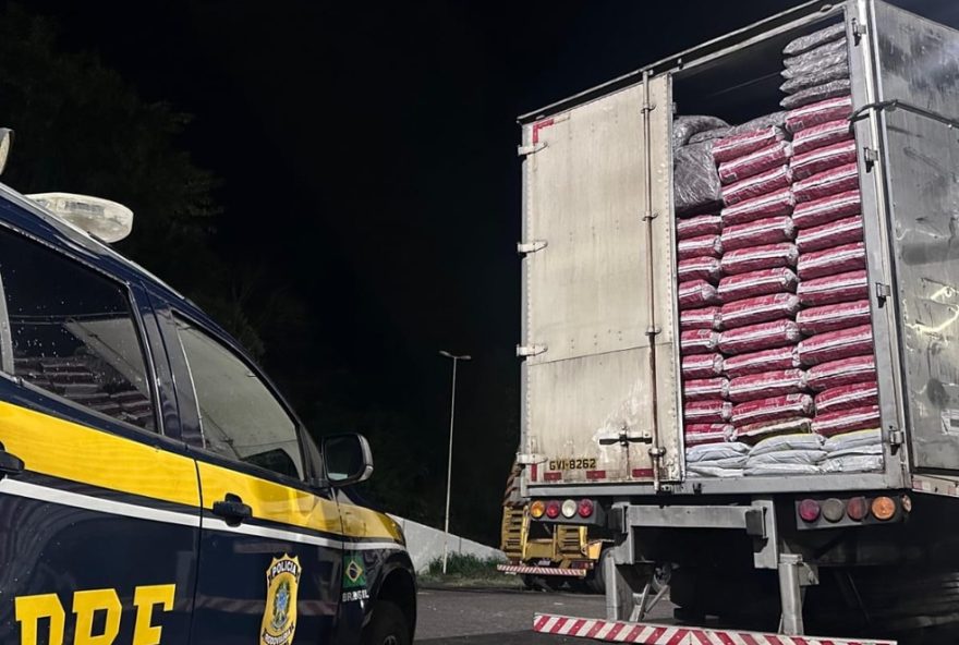 carreta-com-600-mil-macos-de-cigarros-contrabandeados-e-apreendida-na-br-2673A-acao-eficiente-da-prf-intercepta-carga-ilicita