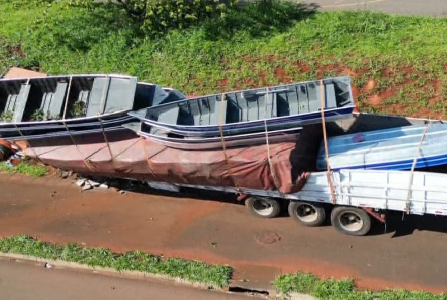 carreta-com-barcos-e-energeticos-furtados-entala-durante-abordagem-policial-no-parana2C-motorista-foge-e-ajudante-e-preso-investigacao-em-andamento
