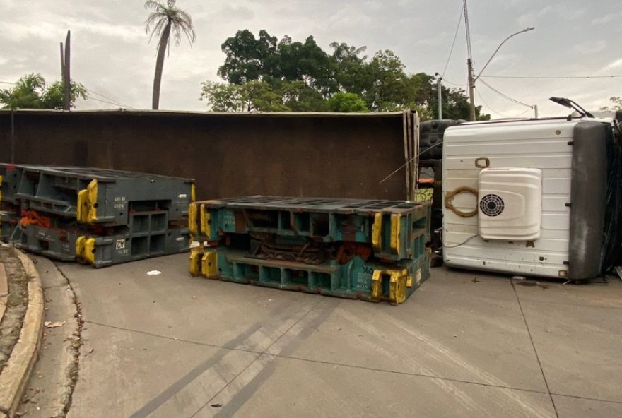 carreta-com-pecas-de-40-toneladas-tomba-em-avenida-do-bairro-areao-de-piracicaba3A-motorista-sai-ileso carreta-com-pecas-de-40-toneladas-tomba-em-avenida-do-bairro-areao-de-piracicaba3A-motorista-sai-ileso