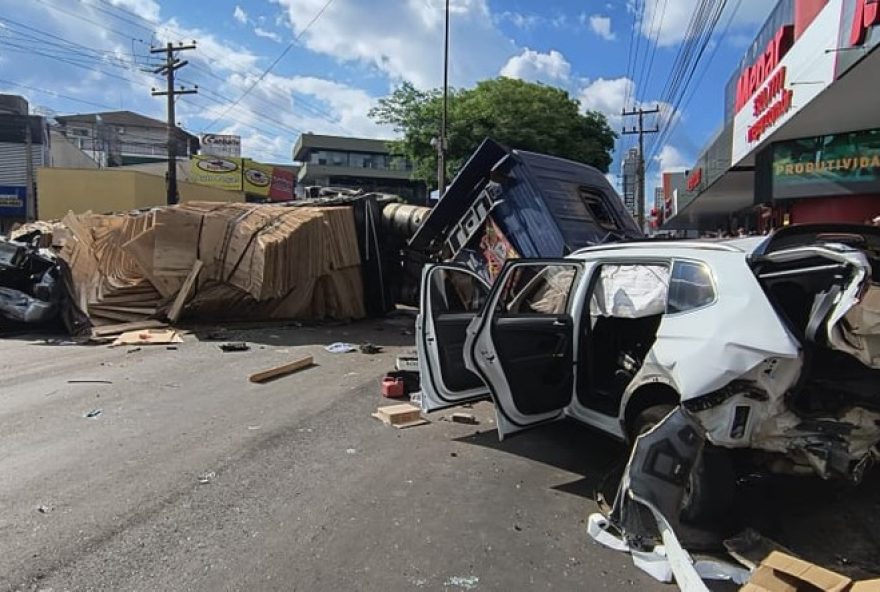 carreta-com-principio-de-incendio-colide-com-veiculos-em-chapeco3A-10-feridos carreta-com-principio-de-incendio-colide-com-veiculos-em-chapeco3A-10-feridos