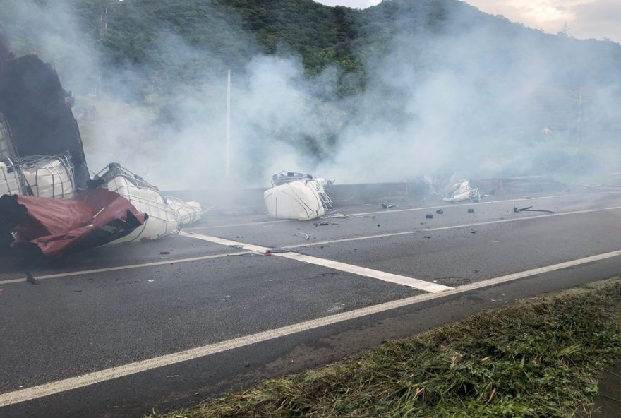 carreta-com-produto-quimico-tomba-e-interdita-faixa-da-br-101-em-florianopolis