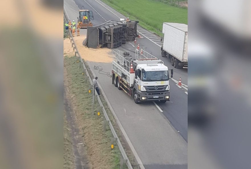 carreta-com-soja-tomba-e-interdita-trecho-da-raposo-tavares-em-alambari-sp-foto3A-junior-antunes carreta-com-soja-tomba-e-interdita-trecho-da-raposo-tavares-em-alambari-sp-foto3A-junior-antunes