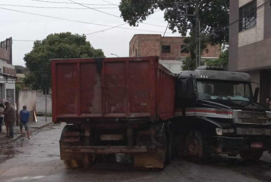 carreta-desce-rua-de-re-e-atinge-carro-estacionado-em-divinopolis2C-mg3A-imagens-impressionantes-mostram-o-incidente-no-bairro-niteroi