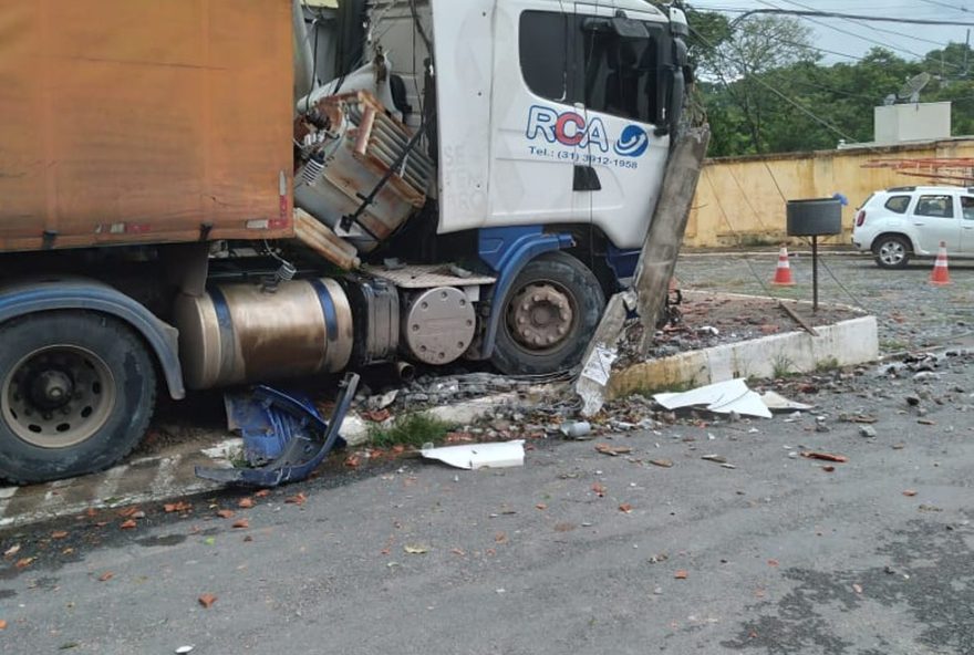 carreta-desgovernada-causa-acidente-em-inimutaba3A-danos2C-precaucoes-e-mobilizacao