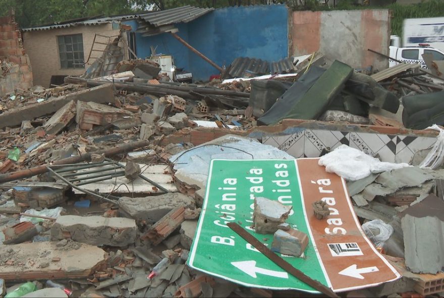 carreta-desgovernada-destroi-casas-em-bh3A-diario-dos-acontecimentos-na-vila-da-luz carreta-desgovernada-destroi-casas-em-bh3A-diario-dos-acontecimentos-na-vila-da-luz