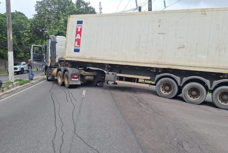 carreta-em-pane-mecanica-provoca-congestionamento-na-avenida-rodrigo-otavio-em-manaus3A-immu-atua-para-resolver-a-situacao-rapidamente