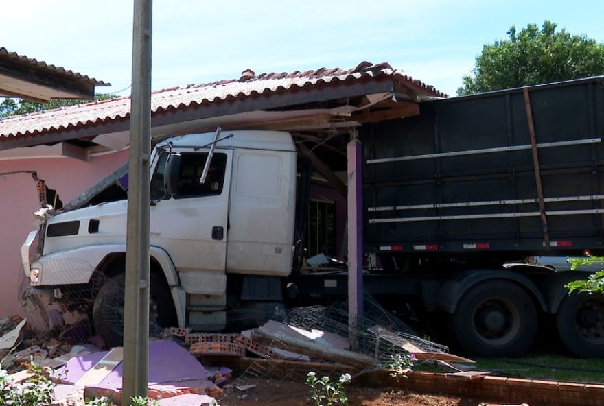 carreta-invade-casa-apos-desviar-de-acidente-na-br-277-no-parana3A-ninguem-ferido