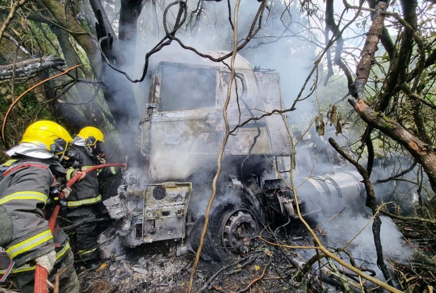 carreta-pega-fogo-apos-desviar-de-carro-na-br-2653A-motorista-escapa-ileso-em-acidente-com-carga-de-areia carreta-pega-fogo-apos-desviar-de-carro-na-br-2653A-motorista-escapa-ileso-em-acidente-com-carga-de-areia