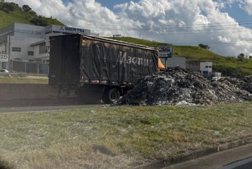 carreta-pega-fogo-e-interdita-rodovia-raposo-tavares-em-sorocaba3A-veja-detalhes