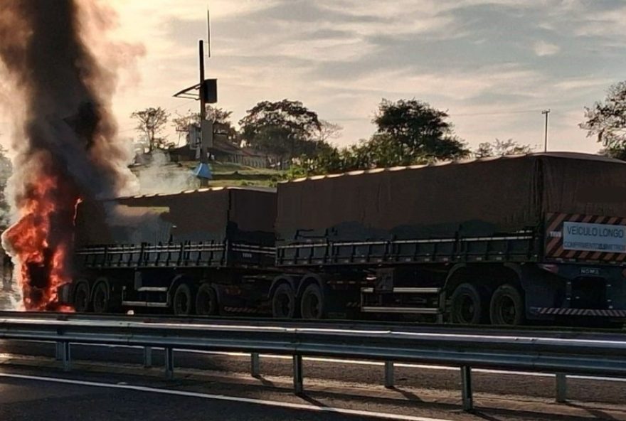 carreta-pega-fogo-e-interdita-rodovia-sp-333-em-echapora3B-veja-imagens-do-incendio