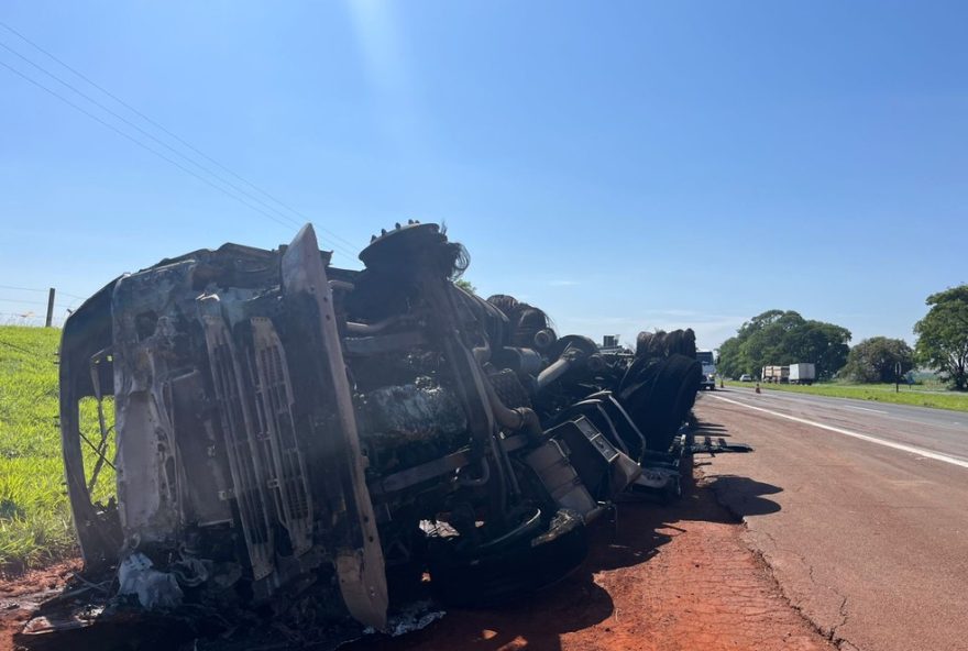 carreta-pega-fogo-na-rodovia-marechal-rondon-em-areiopolis3A-motorista-escapa-ileso-em-acidente-com-carga-de-pecas-e-bombas