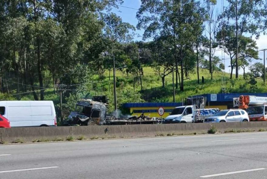 carreta-pega-fogo-na-rodovia-presidente-dutra-e-causa-interdicao2C-com-uma-pessoa-ferida carreta-pega-fogo-na-rodovia-presidente-dutra-e-causa-interdicao2C-com-uma-pessoa-ferida