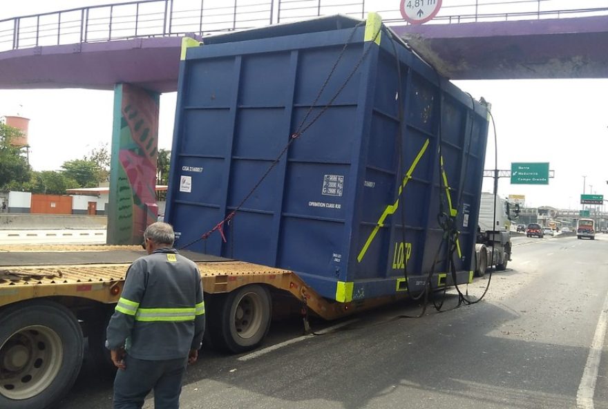 carreta-presa-na-passarela-5-da-avenida-brasil-causa-interdicao-e-transtornos-no-transito