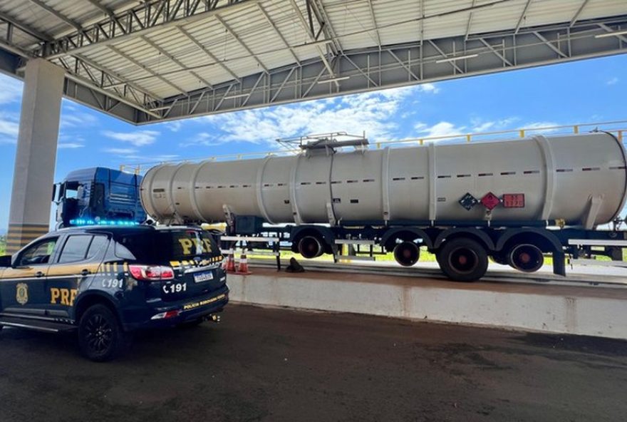 carreta-tanque-e-apreendida-sem-pneus-e-com-problemas-na-br-1582C-no-parana