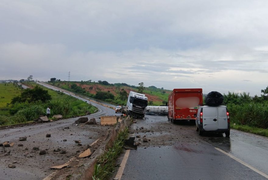carreta-tanque-tomba-e-fica-partida-ao-meio-na-br-352-em-patos carreta-tanque-tomba-e-fica-partida-ao-meio-na-br-352-em-patos