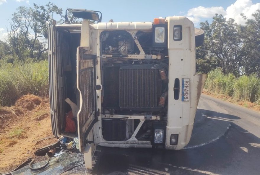 carreta-tomba-com-27-cabecas-de-gado-na-mg-4103A-alerta-para-cuidados-no-transporte-de-animais