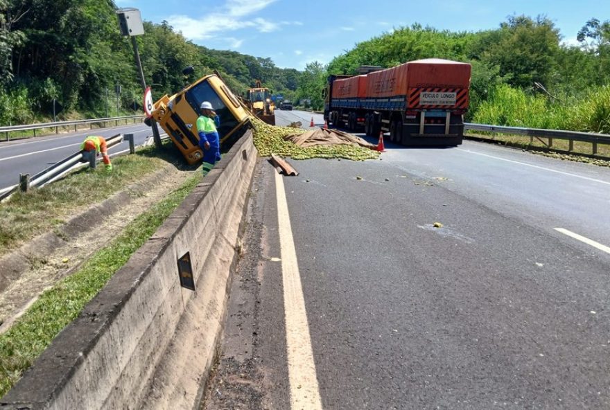 carreta-tomba-com-carga-de-laranjas-na-br-0502C-em-araguari3A-pista-interditada