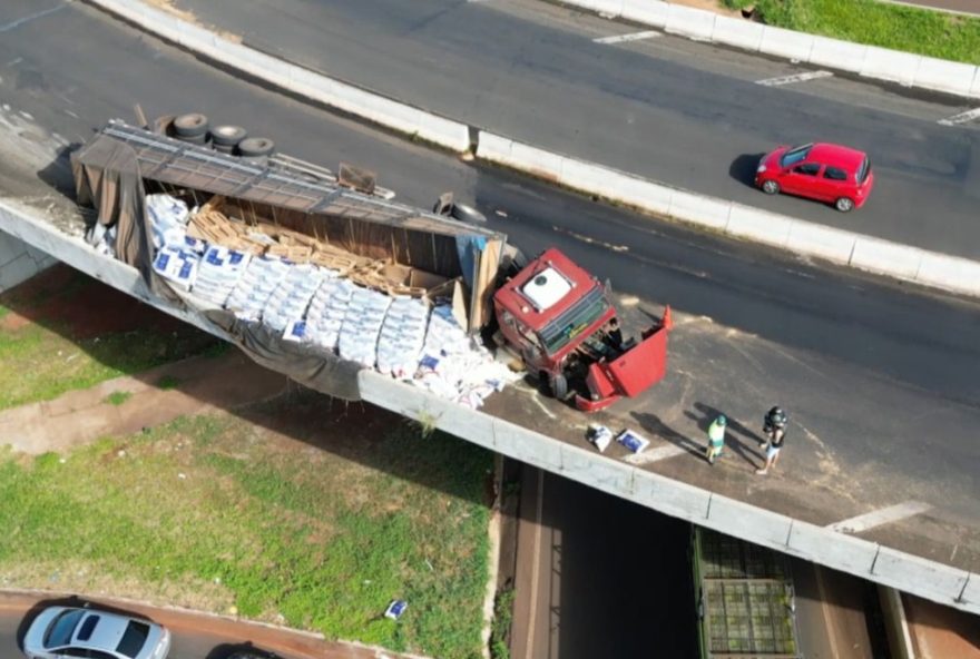 carreta-tomba-com-carga-de-racao-e-interdita-contorno-norte-da-br-376-em-maringa