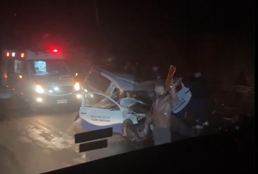 carreta-tomba-e-colide-com-carro-funerario-na-br-3813A-dois-feridos-em-acidente-grave