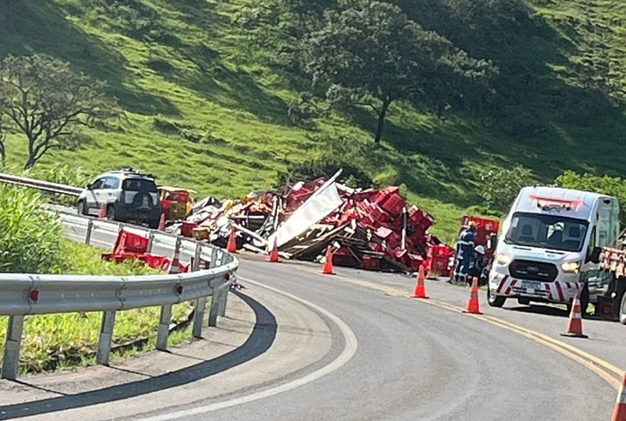 carreta-tomba-e-deixa-motorista-ferido-na-mgc-4912C-em-paraguacu2C-mg3A-trafego-em-pare-e-siga