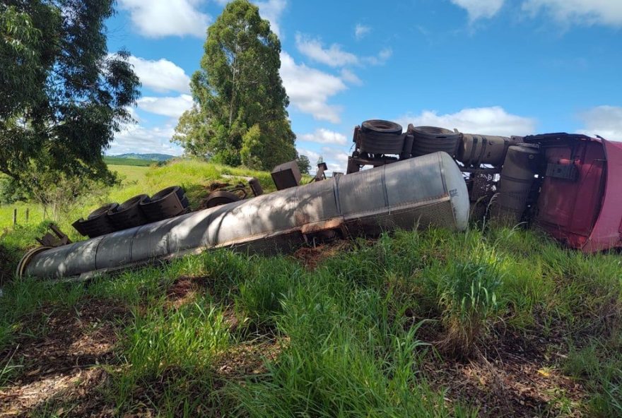 carreta-tomba-e-derrama-30-mil-litros-de-leite-entre-machado-e-paraguacu2C-mg3A-motorista-tem-ferimentos-leves