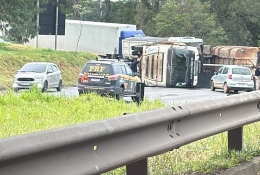 carreta-tomba-e-interdita-rodovia-fernao-dias-em-atibaia carreta-tomba-e-interdita-rodovia-fernao-dias-em-atibaia