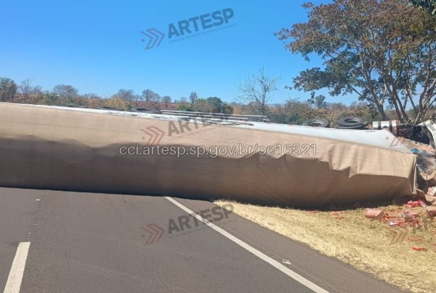 carreta-tomba-e-interdita-via-apos-acidente-fatal-em-rodovia-de-sp