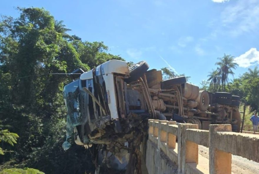 carreta-tomba-e-motorista-e-arremessado-ao-rio-na-br-146-em-mg3A-repercussao-e-resgate