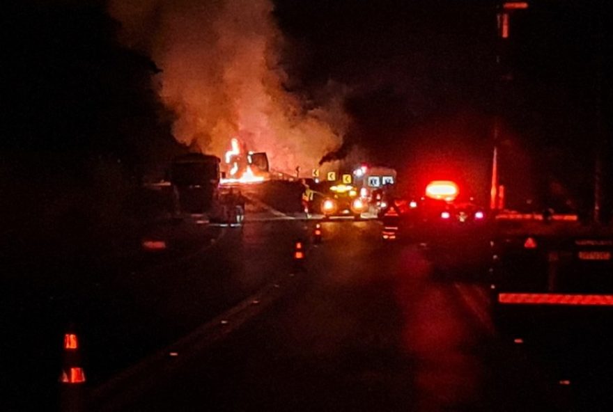 carreta-tomba-e-provoca-incendio-na-br-1163B-motorista-sai-ileso-em-leopoldina