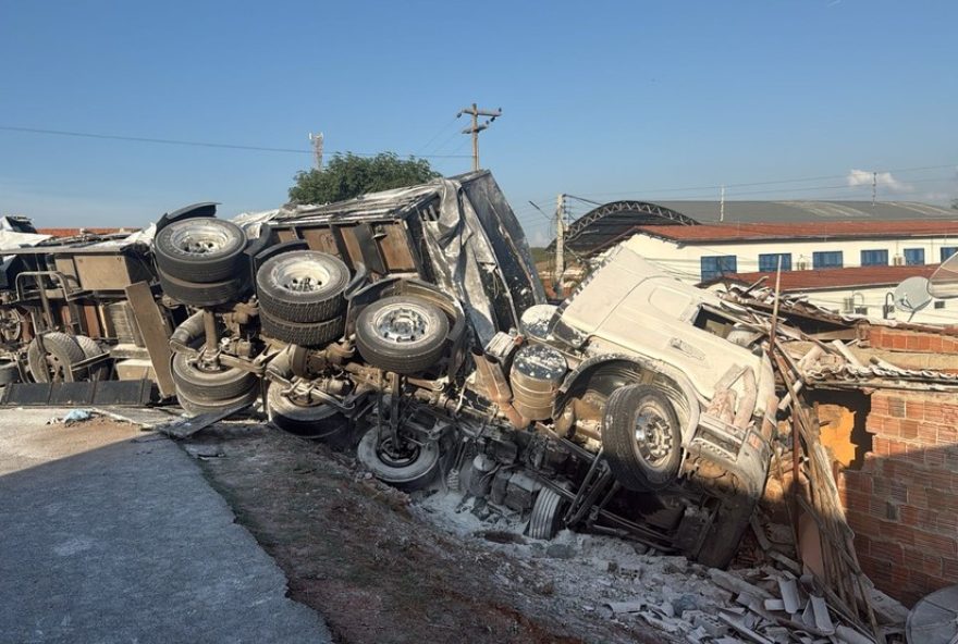 carreta-tomba-em-jati3A-motorista-perde-controle-e-atinge-casa-e-estabelecimentos-ceara carreta-tomba-em-jati3A-motorista-perde-controle-e-atinge-casa-e-estabelecimentos-ceara