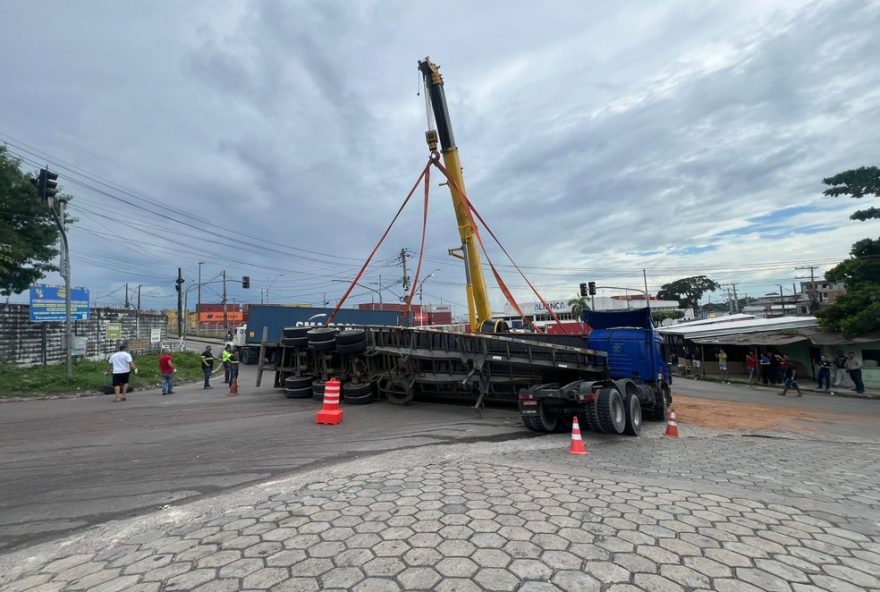 carreta-tomba-em-ladeira-de-manaus-causando-transtornos-no-transito