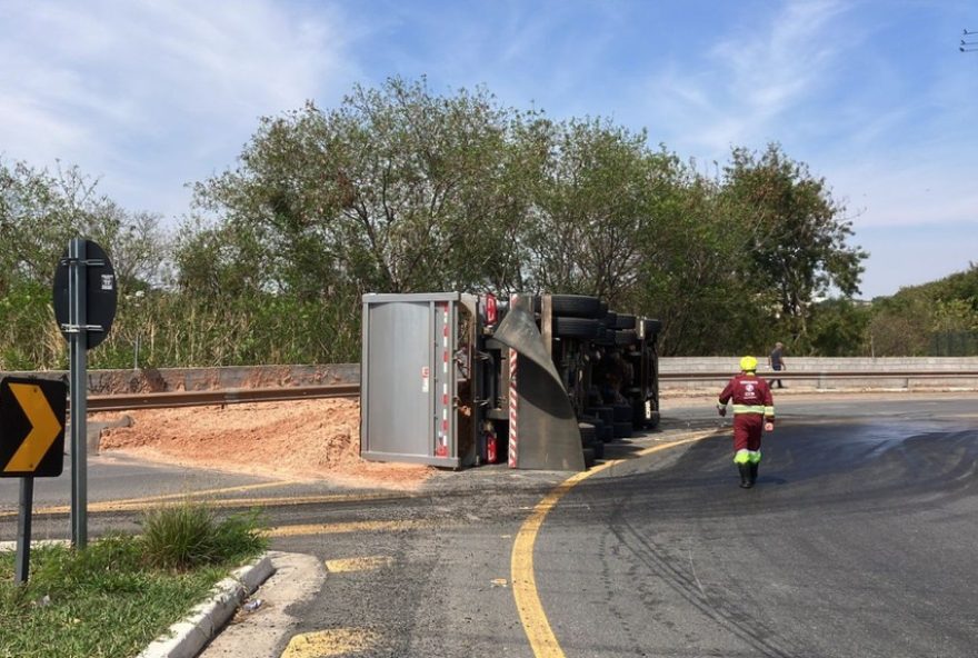 carreta-tomba-na-anhanguera-em-campinas3A-motorista-ileso-e-carga-interdita-via