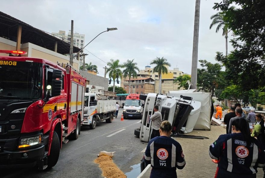 carreta-tomba-na-avenida-beira-rio-em-uba3A-motorista-resgatado-e-carga-despencou-sobre-academia-ao-ar-livre