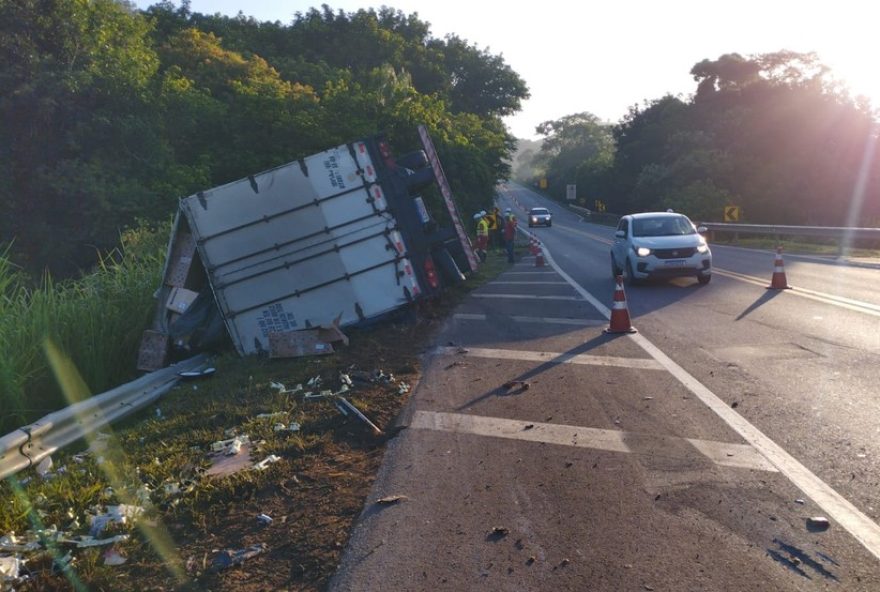 carreta-tomba-na-br-116-em-leopoldina3A-motorista-morre-em-acidente