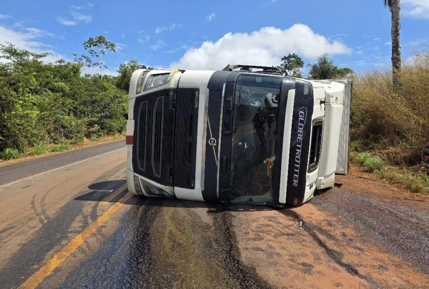 carreta-tomba-na-br-222-em-acailandia3A-motorista-ferido-e-alerta-para-seguranca-nas-estradas