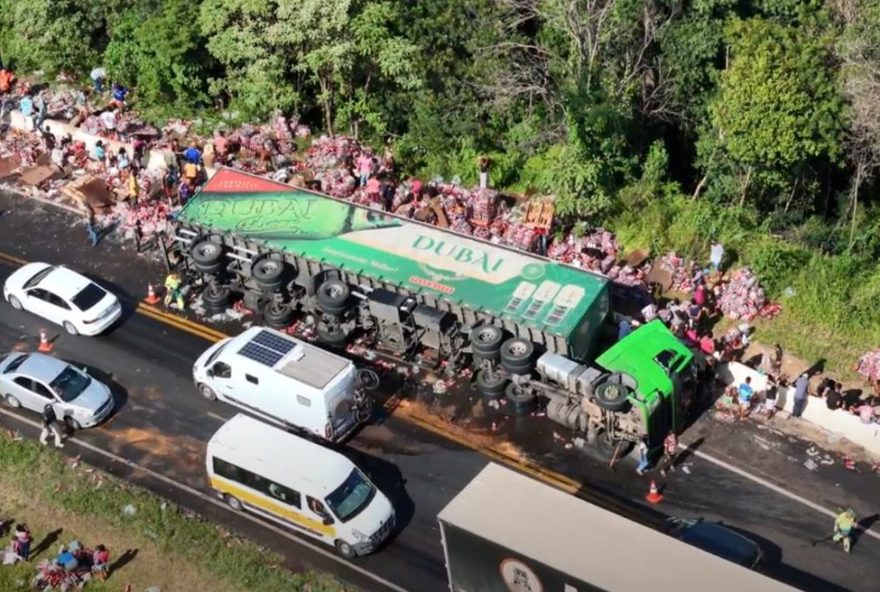 carreta-tomba-na-br-277-e-carga-de-energeticos-e-saqueada-em-nova-laranjeiras2C-pr