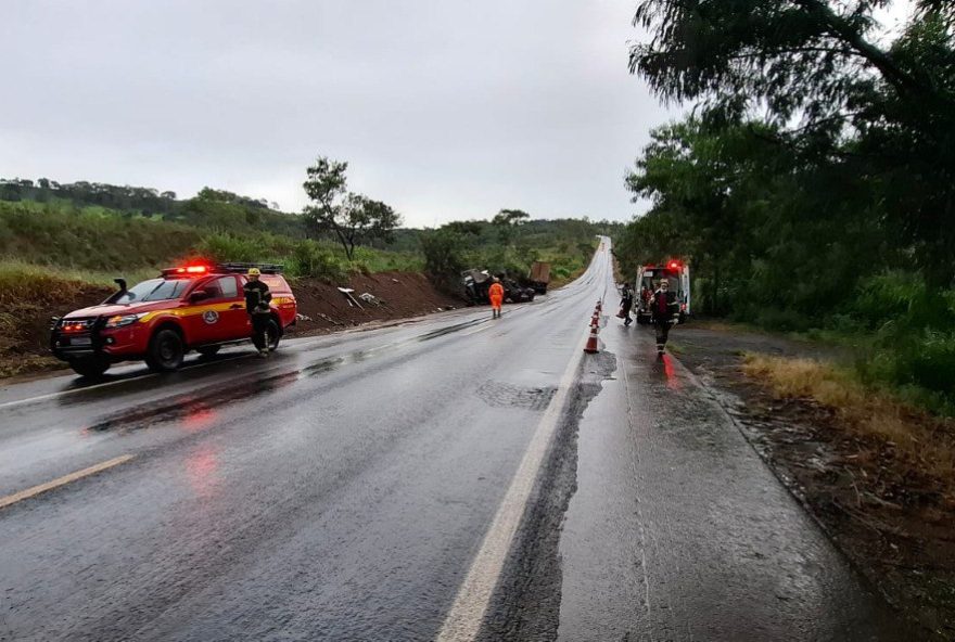 carreta-tomba-na-br-365-em-minas-gerais2C-envolvendo-pai-e-filha-de-9-anos carreta-tomba-na-br-365-em-minas-gerais2C-envolvendo-pai-e-filha-de-9-anos
