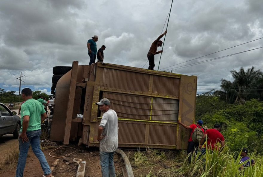 carreta-tomba-na-pa-279-e-animais-morrem3B-motorista-resgatado-em-agua-azul-do-norte