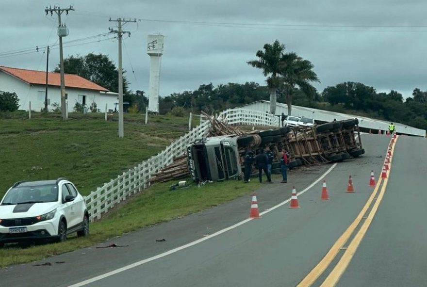 carreta-tomba-na-rodovia-aristides-da-costa-barros-em-porangaba3A-motorista-fica-ferido-e-pista-e-parcialmente-interditada.-confira