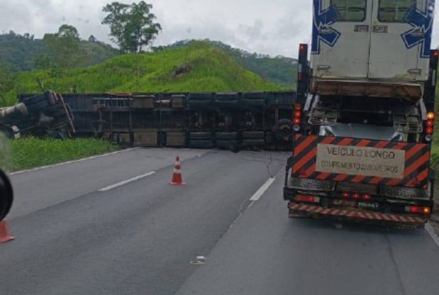 carreta-tomba-na-rodovia-regis-bittencourt-e-causa-congestionamento-em-cajati