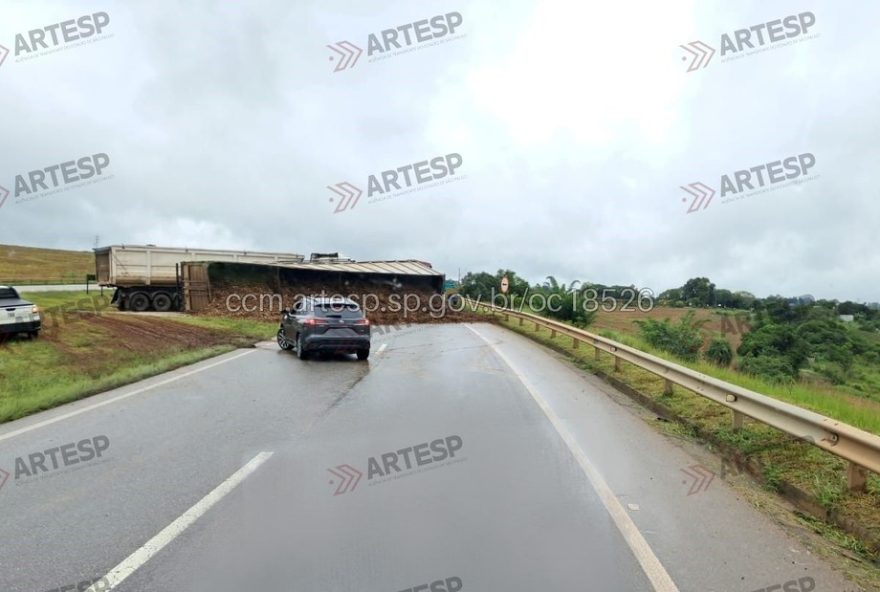 carreta-tomba-no-quilometro-190-da-raposo-tavares-e-interdita-trecho-em-angatuba