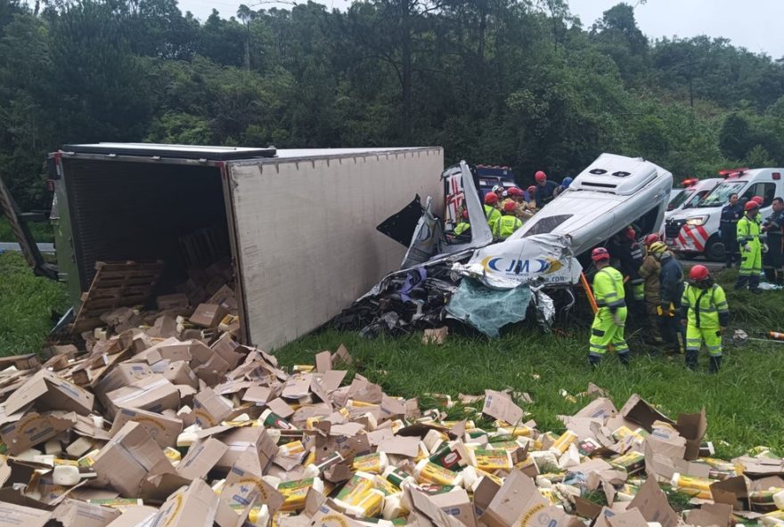 carreta-tomba-sobre-van-e-deixa-seis-mortos-na-br-116-em-campina-grande-do-sul carreta-tomba-sobre-van-e-deixa-seis-mortos-na-br-116-em-campina-grande-do-sul