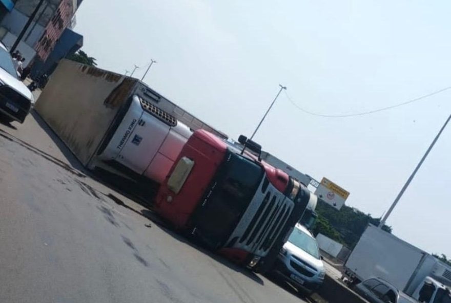 carreta-tombada-interdita-pista-da-avenida-brasil-em-bras-de-pina