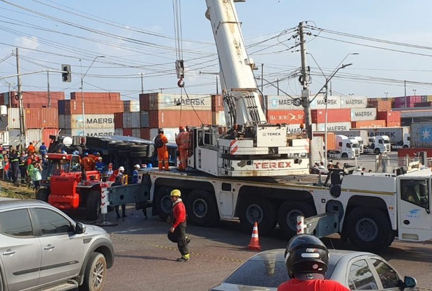 carreta-transportando-conteiner-solto-na-rotatoria-da-suframa2C-em-manaus