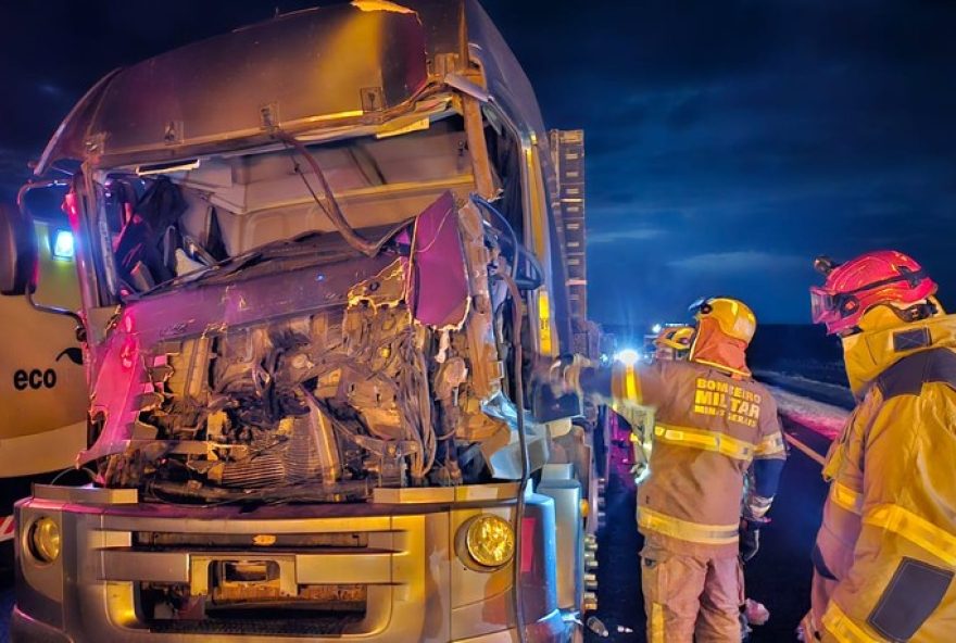 carreteiro-dorme-ao-volante2C-causa-acidente-na-br-050-e-fica-preso-as-ferragens