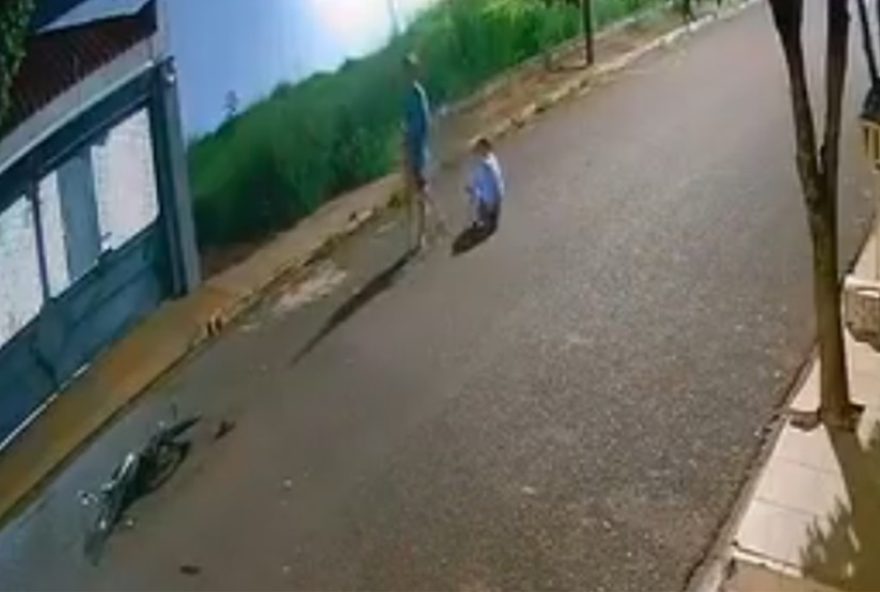 carro-atinge-bicicleta-com-irmaos-adolescentes-em-aracatuba3A-motorista-foge-sem-prestar-socorro carro-atinge-bicicleta-com-irmaos-adolescentes-em-aracatuba3A-motorista-foge-sem-prestar-socorro